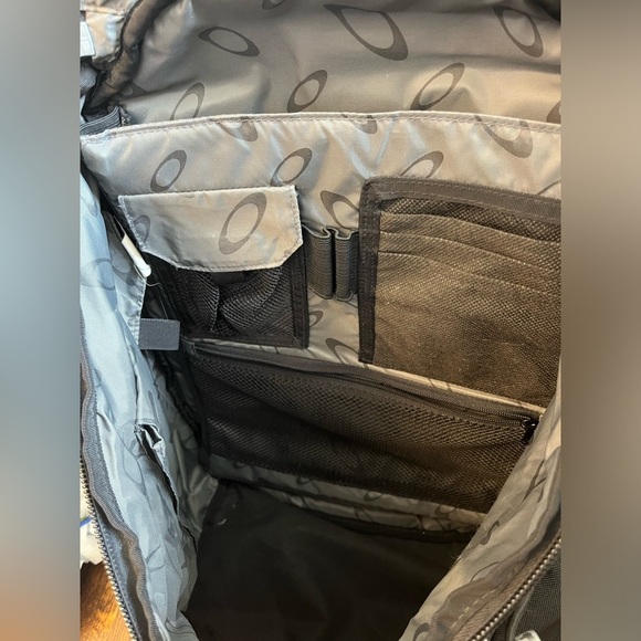 Oakley Vintage Black Men's Backpack - Picture 13 of 16